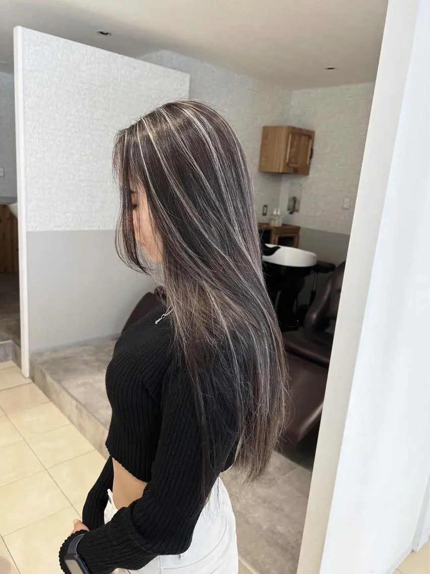 ロング カラー ダークグレー ダークグレージュ グレージュ ハイライトカラー ハイライト ヘアカラー トリートメント 指名数No.1 /NAOYAのヘアスタイル