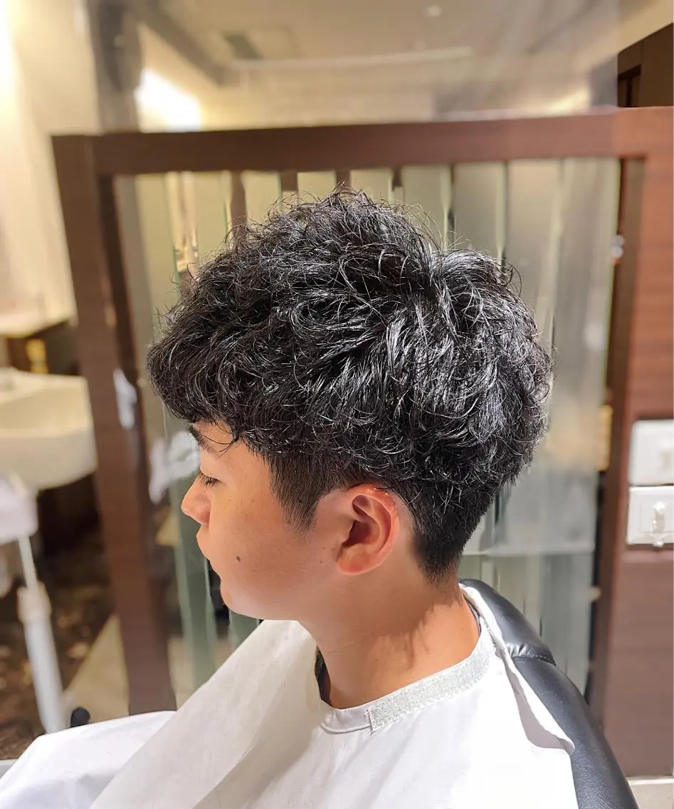 ショート パーマ メンズ マッシュ メンズパーマ スパイラルパーマ カット パーマ 岡崎 隆晟のヘアスタイル