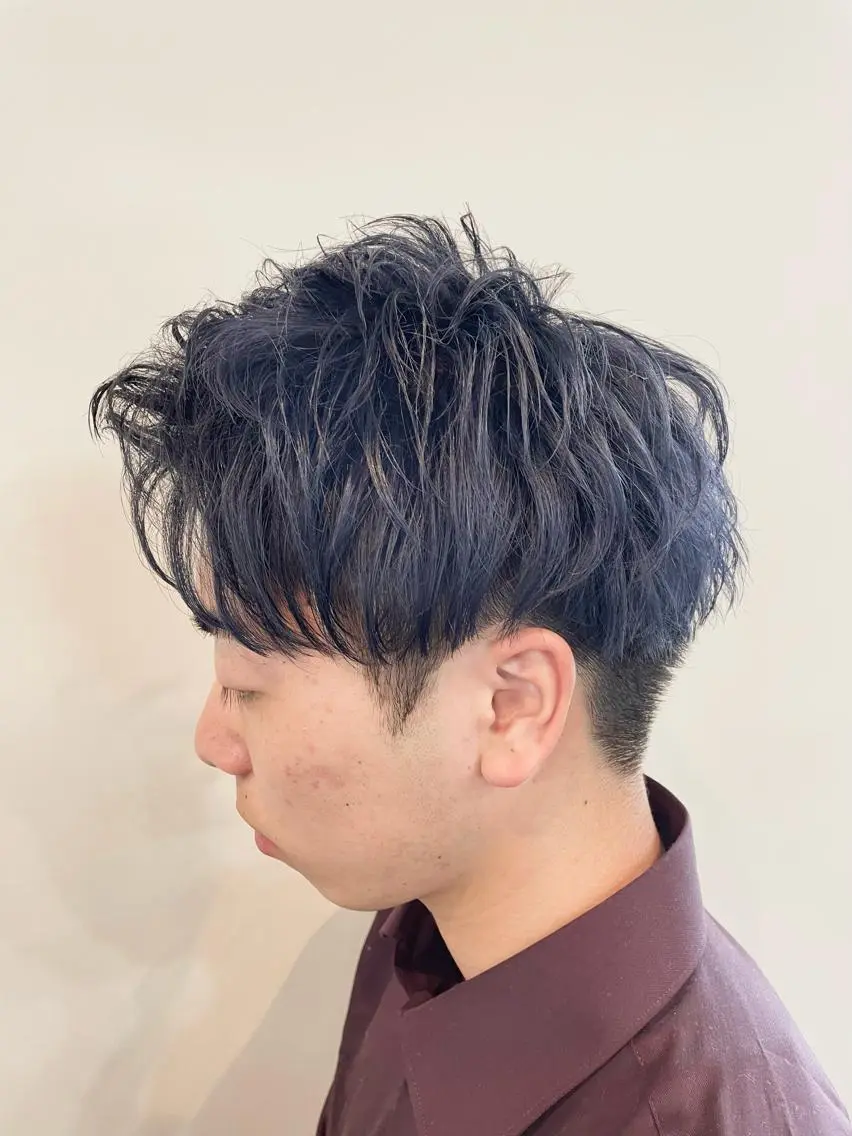 ショート カラー メンズ メンズブリーチ 黒髪 ブリーチ ブルーカラー ブルーブラック カット ヘアカラー FLAGS YAMATOのヘアスタイル