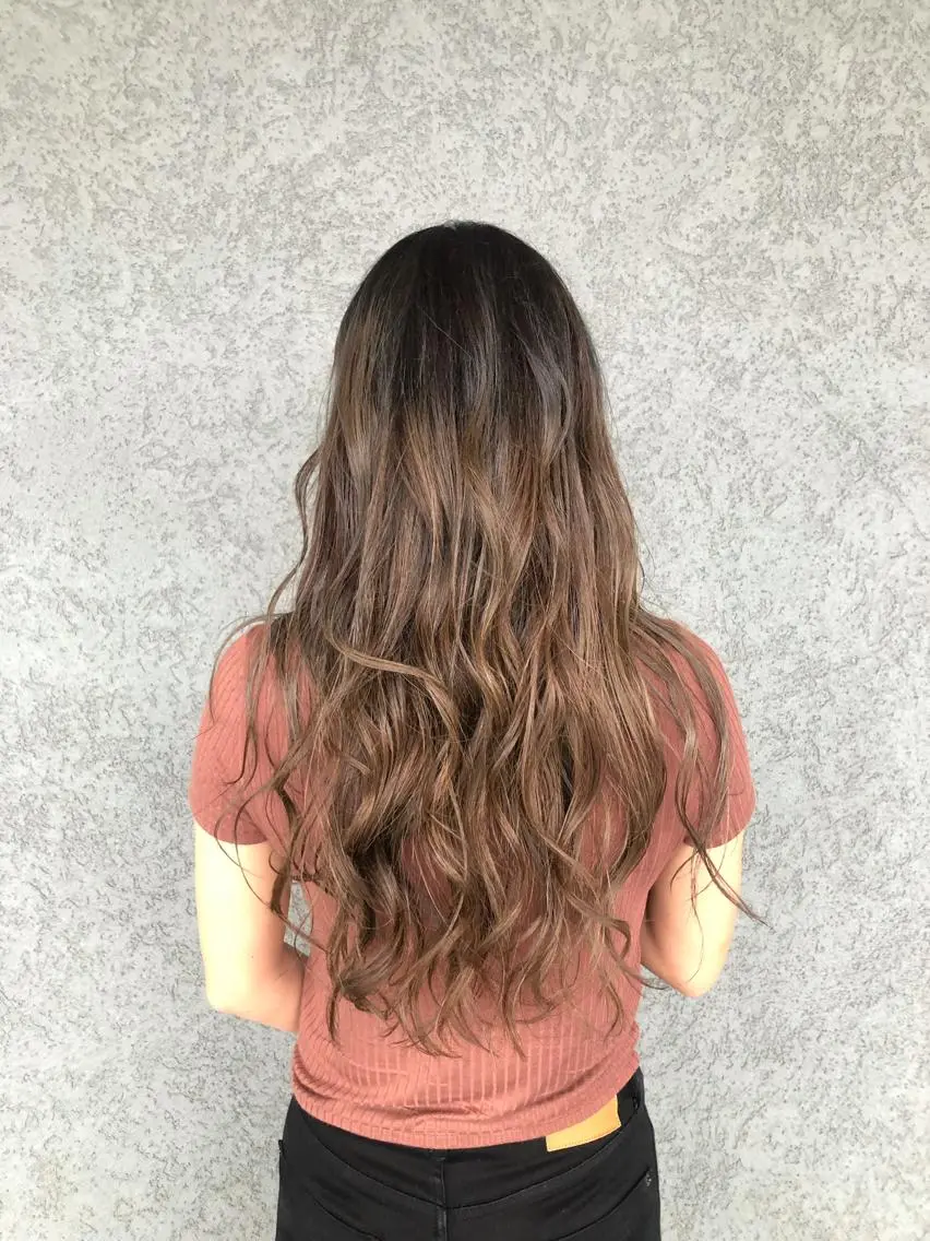 ロング レイヤーカット 秋元 菜摘のヘアスタイル