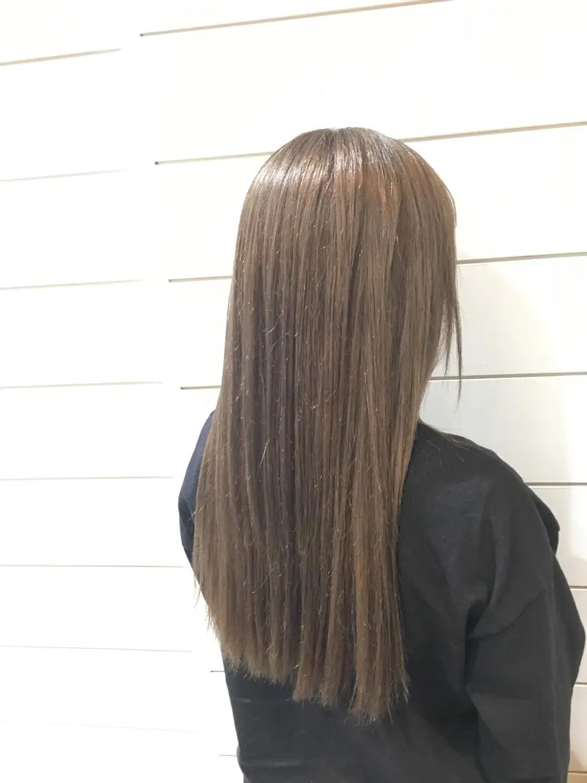 ロング カラー ベージュカラー フォギーベージュ 鍵山 千秋のヘアスタイル
