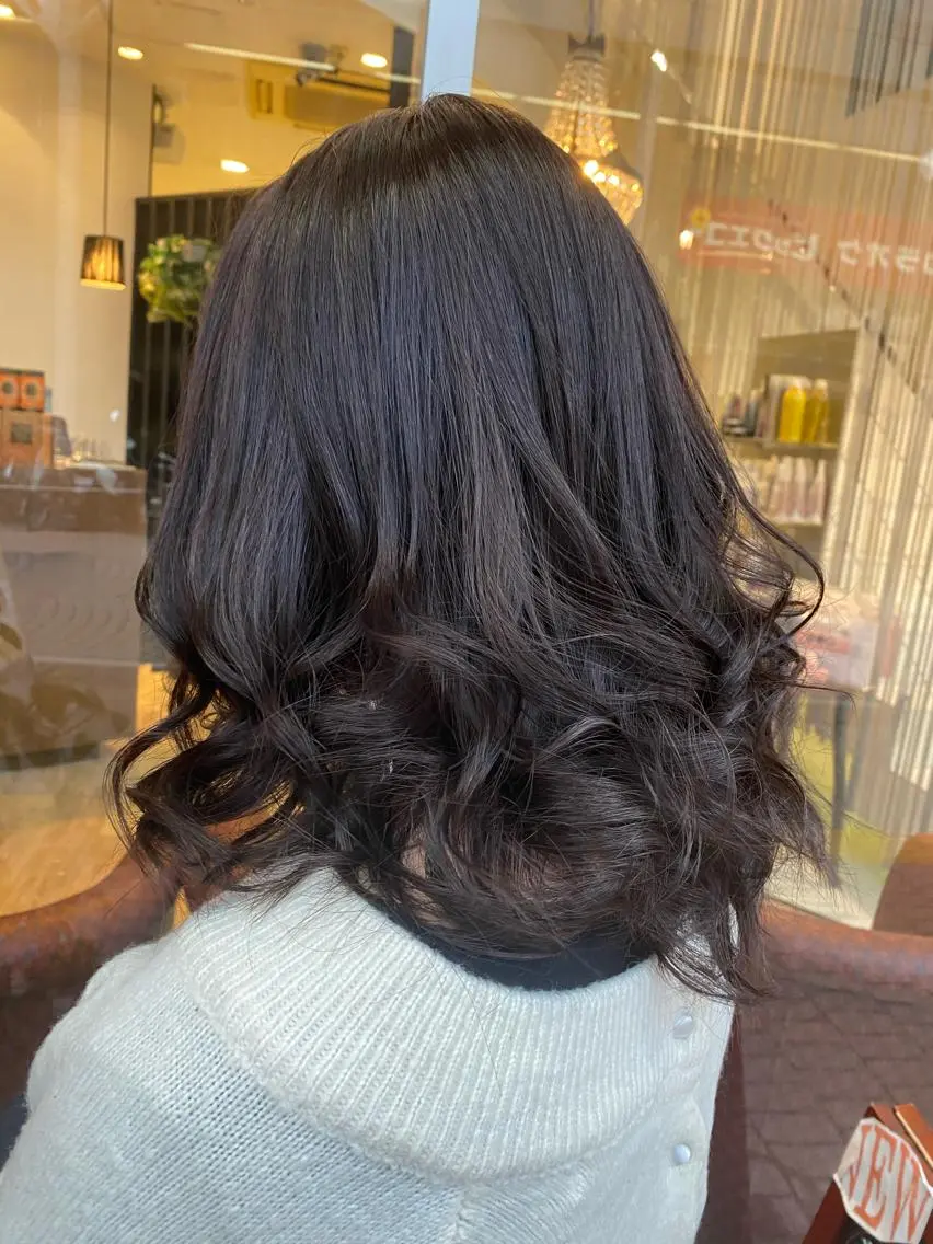 ミディアム カラー カシス ヘアカラー デザインカラー✨新倉 佑奈のヘアスタイル