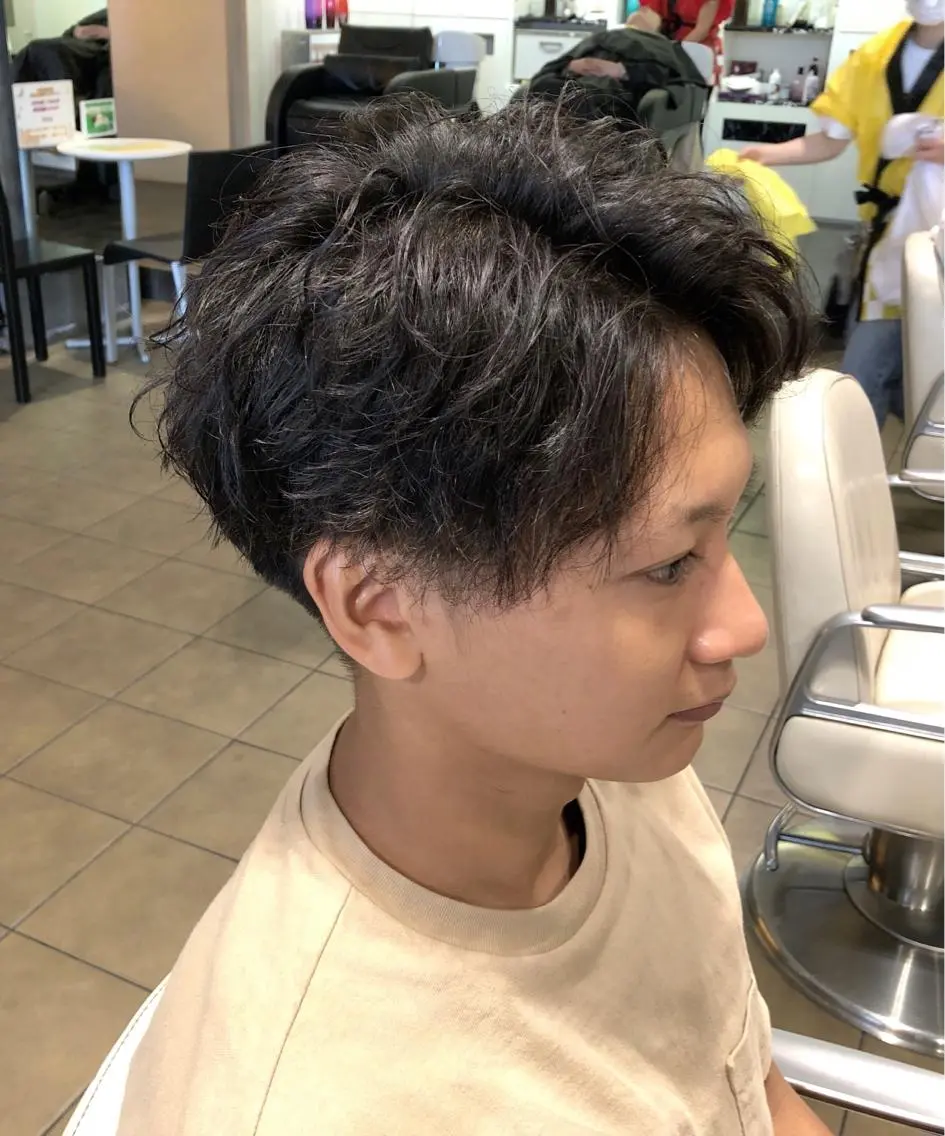 パーマ メンズ センターパート メンズパーマ スパイラルパーマ メンズ レイヤー ウルフ 弓木啓輔のヘアスタイル