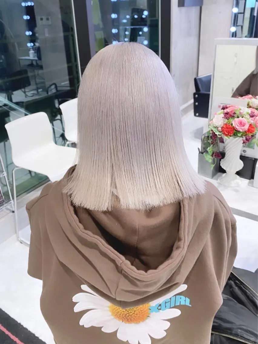 ショート カラー パーマ ヘアアレンジ メンズ キッズ ネイル マツエク・マツパ アイブロウ シルバー 眉カラー シルバー 🎀ハイトーンNo .1🩵NaGiSaのヘアスタイル