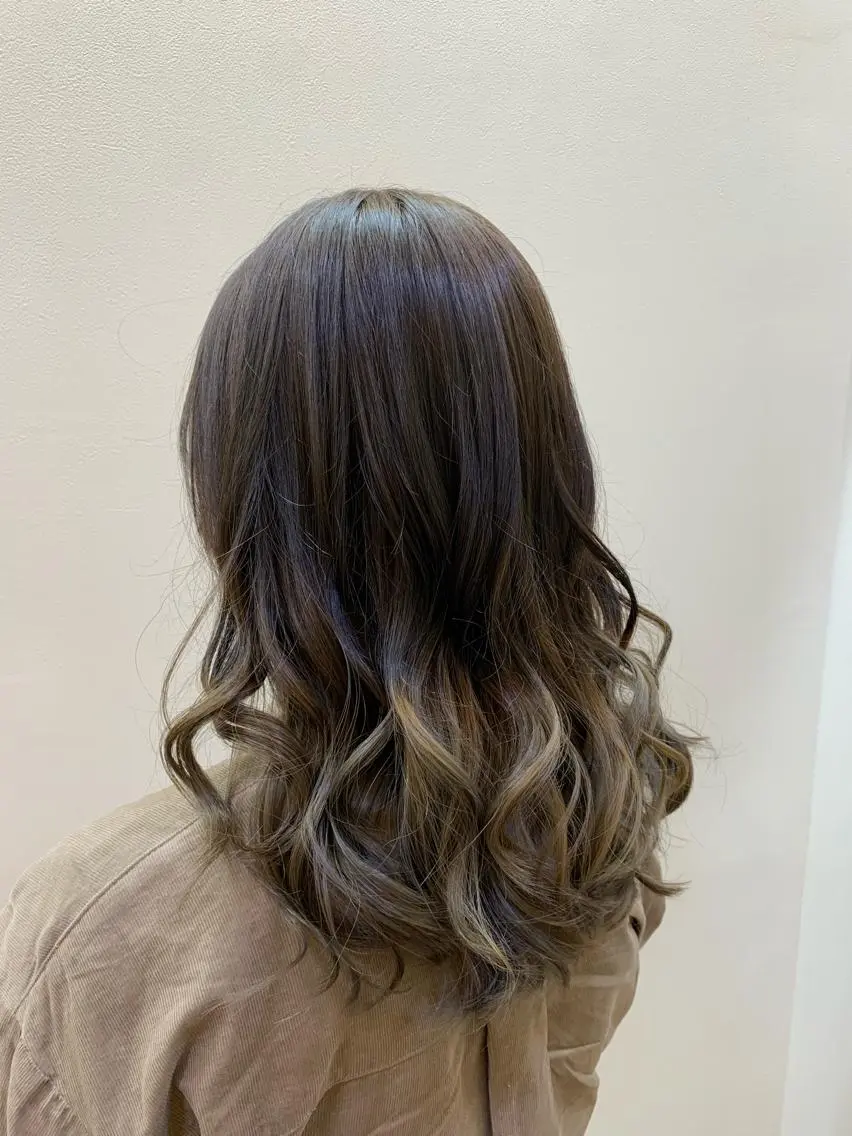 ミディアム カラー ベージュカラー グラデーションカラー オリーブベージュ 板倉 花連 💌リピーター様へ↓のヘアスタイル