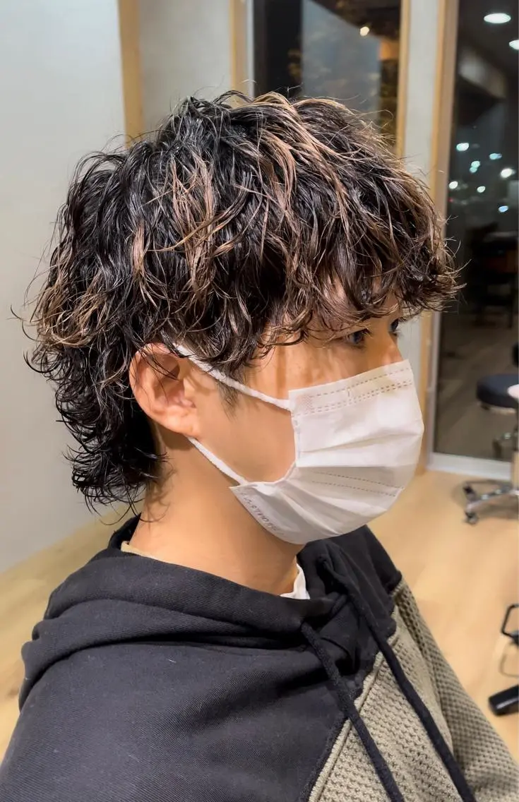 ミディアム パーマ メンズ マッシュウルフ マッシュ 波巻きパーマ メンズウルフカット ウルフカット マスダ ヤスノリのヘアスタイル