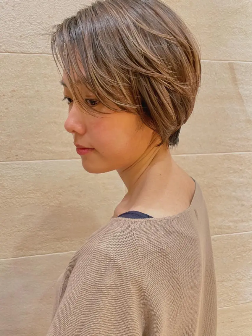 ショート ショートヘア 白髪ぼかしハイライト 脱白髪染めのヘアスタイル