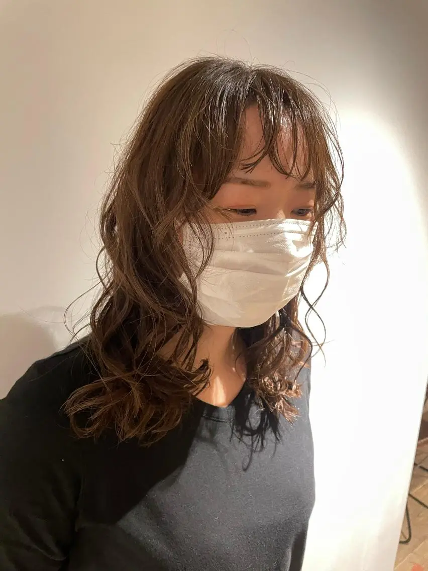 セミロング パーマ 透け感カラー/ SUのヘアスタイル