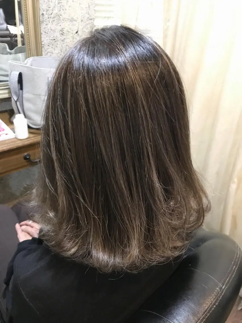 ミディアム カラー グレージュ ハイライトカラー ハイライト Tsuyoki .のヘアスタイル