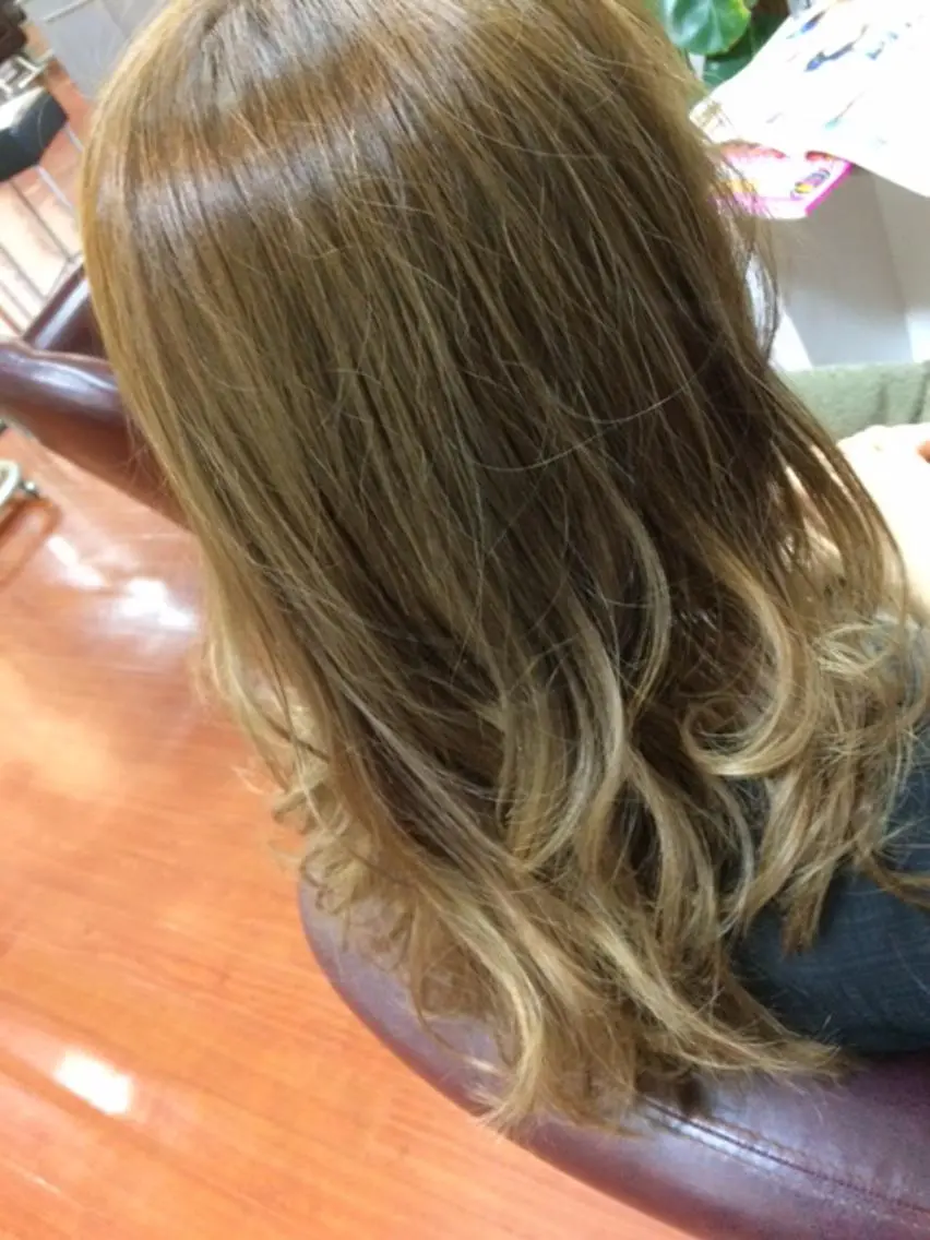 ロング カラー グラデーションカラー カット ヘアカラー ヨシダ トオルのヘアスタイル