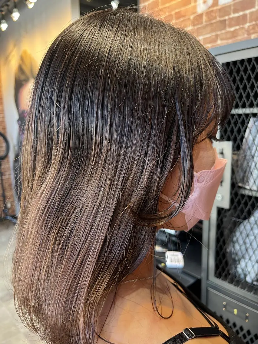 セミロング カラー パーマ ヘアアレンジ メンズ キッズ ネイル マツエク・マツパ アイブロウ メンズハイライト メンズパーマ セミロングパーマ ブラウンカラー ケアカラー 久木原 ゆりのヘアスタイル
