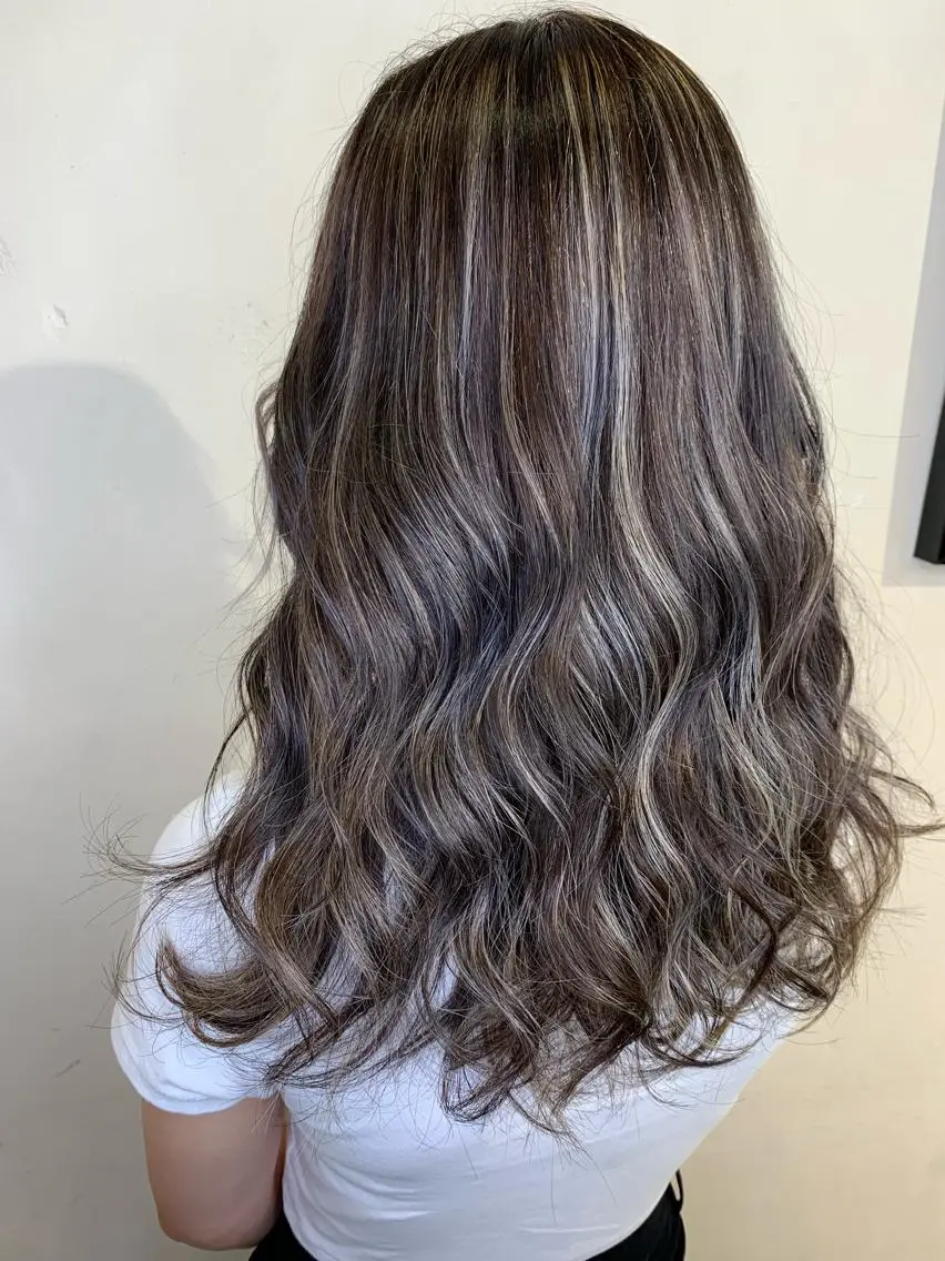 セミロング アッシュ ハイライト ヘアカラー JIL BLAN千葉 代表 Toshikiのヘアスタイル