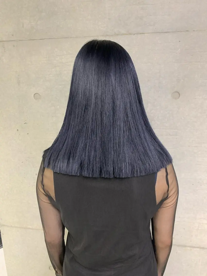 セミロング カラー メンズ 黒髪 ネイビーカラー ヘアカラー トリートメント THE./ブリーチ 透感カラー/髪質改善のヘアスタイル