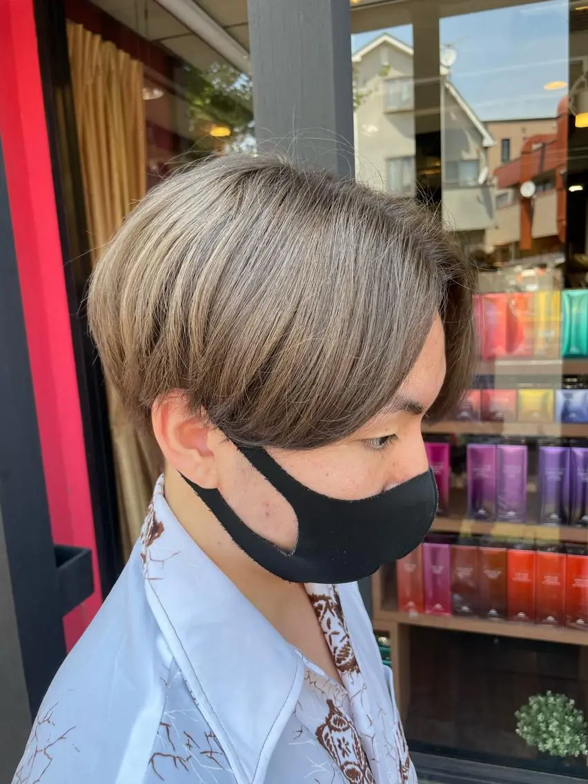 カラー メンズ グレージュ 横山 亮太のヘアスタイル