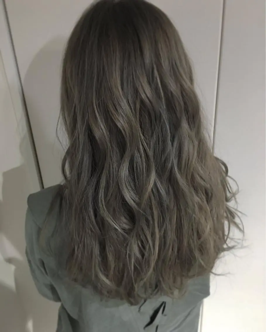セミロング カラー ダブルカラー グレージュ 西川 佑樹のヘアスタイル