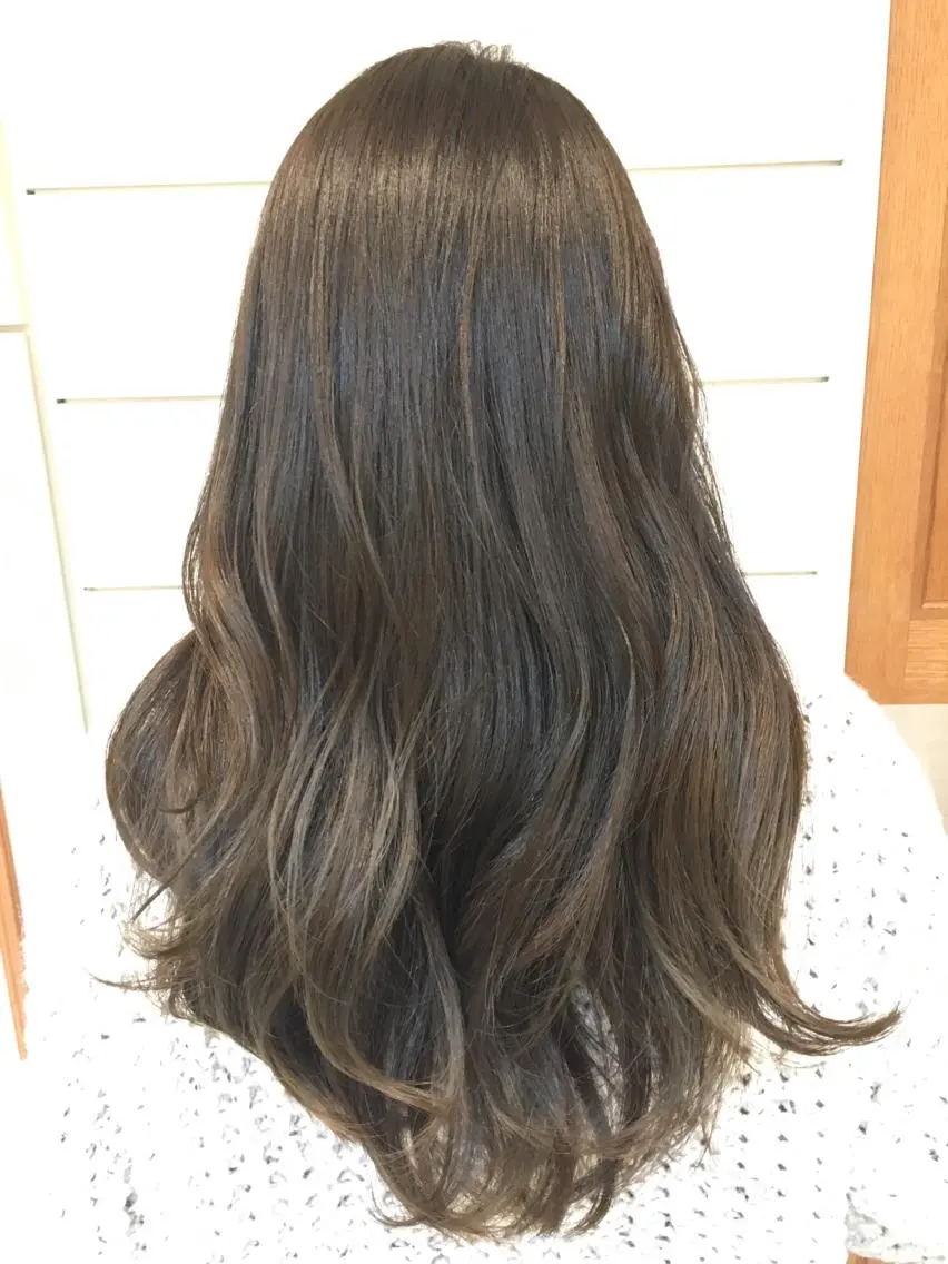 セミロング ロング カラー アッシュ ダークグレー ダークグレージュ グレージュ 鍵山 千秋のヘアスタイル