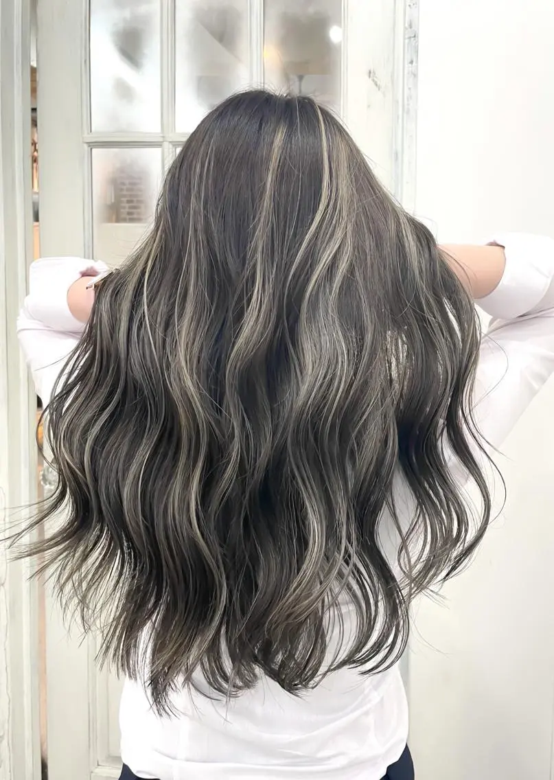 ロング 白いハイライト🤍 タナカリョウスケのヘアスタイル