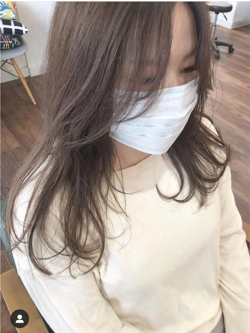 セミロング カラー グレージュ ハイライトカラー ラベンダーカラー ラベンダーグレージュ ラベンダーグレー ヘアカラー 江原 彩華のヘアスタイル