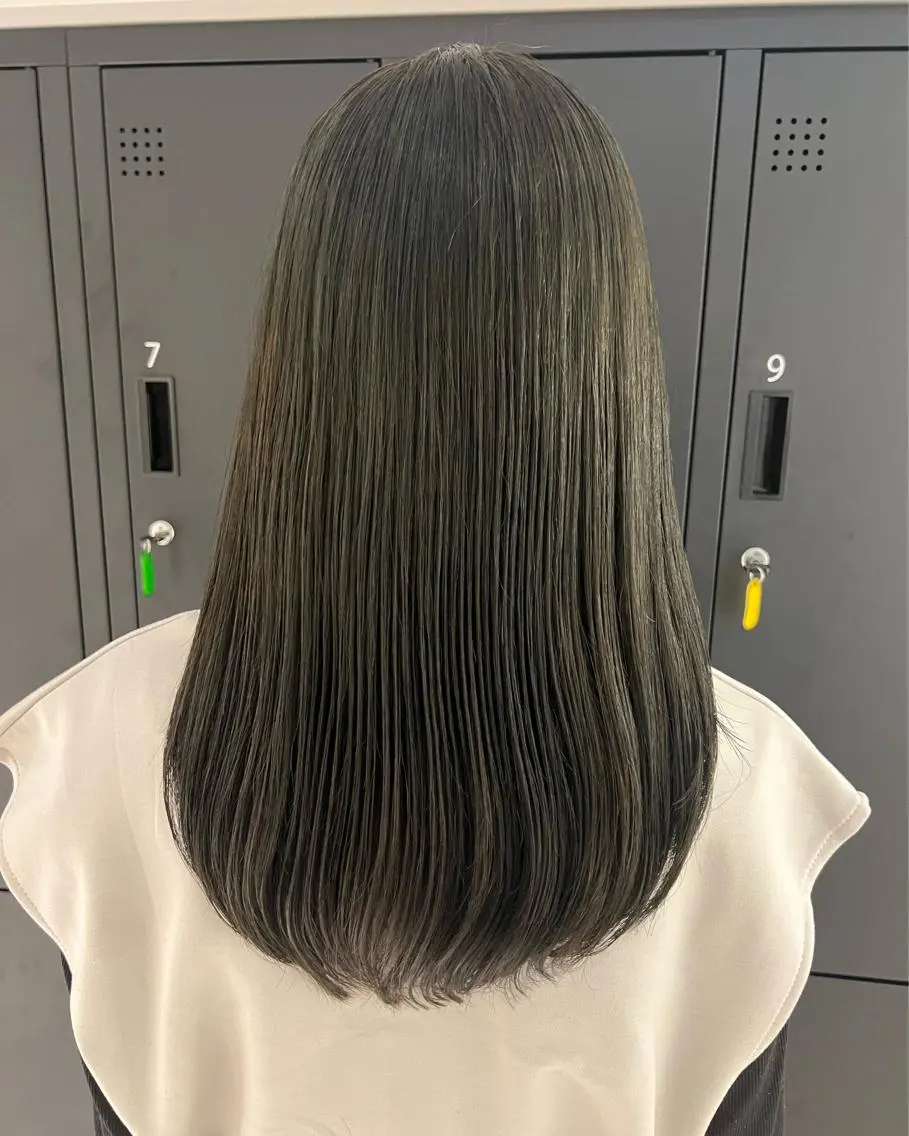 セミロング カラー グレージュ オリーブグレージュ オリーブグレー 暗髪カラー🫐パーマ おくだりんかのヘアスタイル