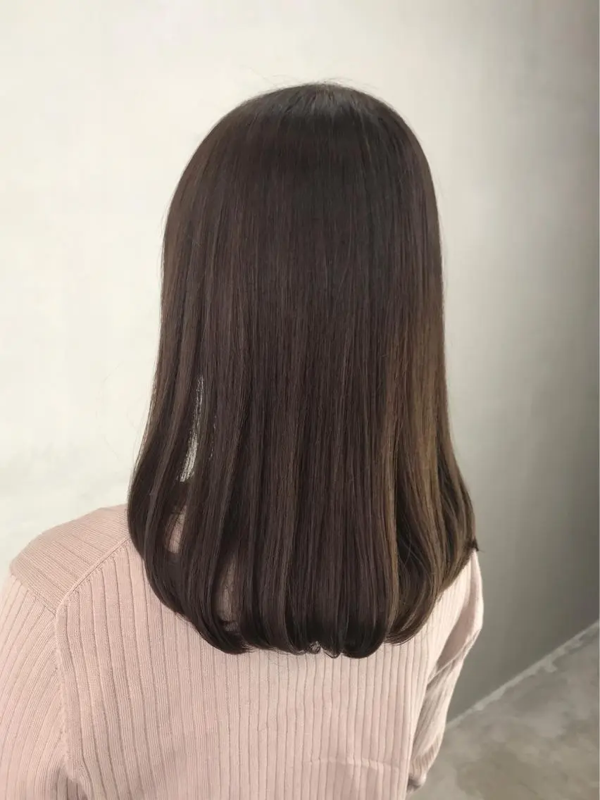 セミロング アッシュ アッシュブラウン yui .のヘアスタイル