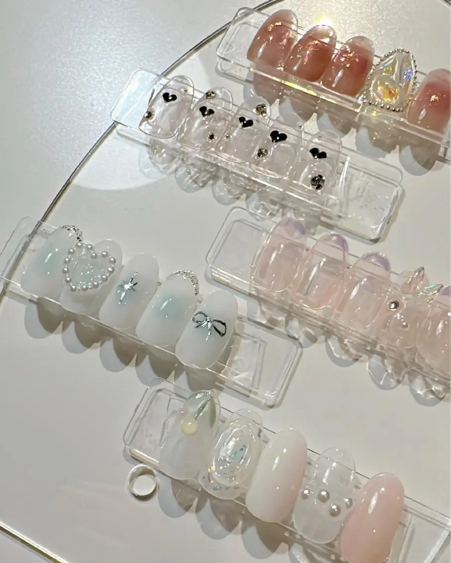 ネイル オーロラネイル ブルー チークネイル フレンチネイル ガーリー tsugi nailのネイルデザイン
