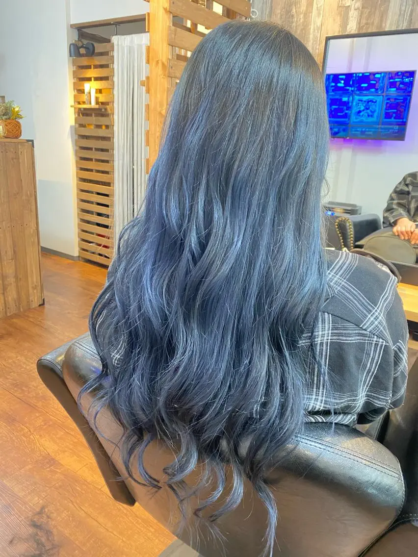 ロング カラー ブルーカラー ブルージュ カット ヘアカラー トリートメント Luzir⭐︎ GEN⭐︎のヘアスタイル