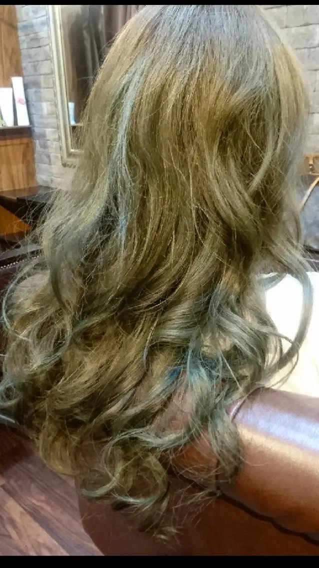 セミロング カラー ハイライトカラー 3Dハイライト ハイライト ヘアカラー トリートメント 美髪 カラーリストのヘアスタイル