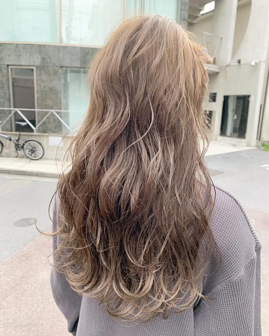セミロング カラー ネイル ハイトーンボブ 前田 表参道　グレージュのヘアスタイル