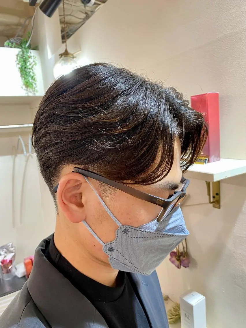 ショート カラー パーマ メンズ センターパート メンズカットパーマ ✂️ JOYAのヘアスタイル