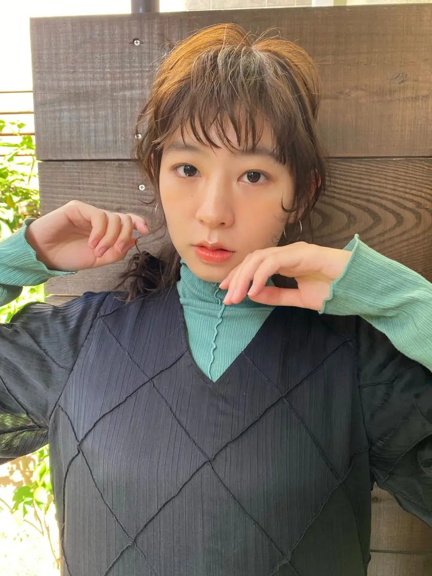 セミロング カラー ヘアアレンジ ベージュカラー 透明感カラー オリーブベージュ ヘアセット 林 瑠夏のヘアスタイル