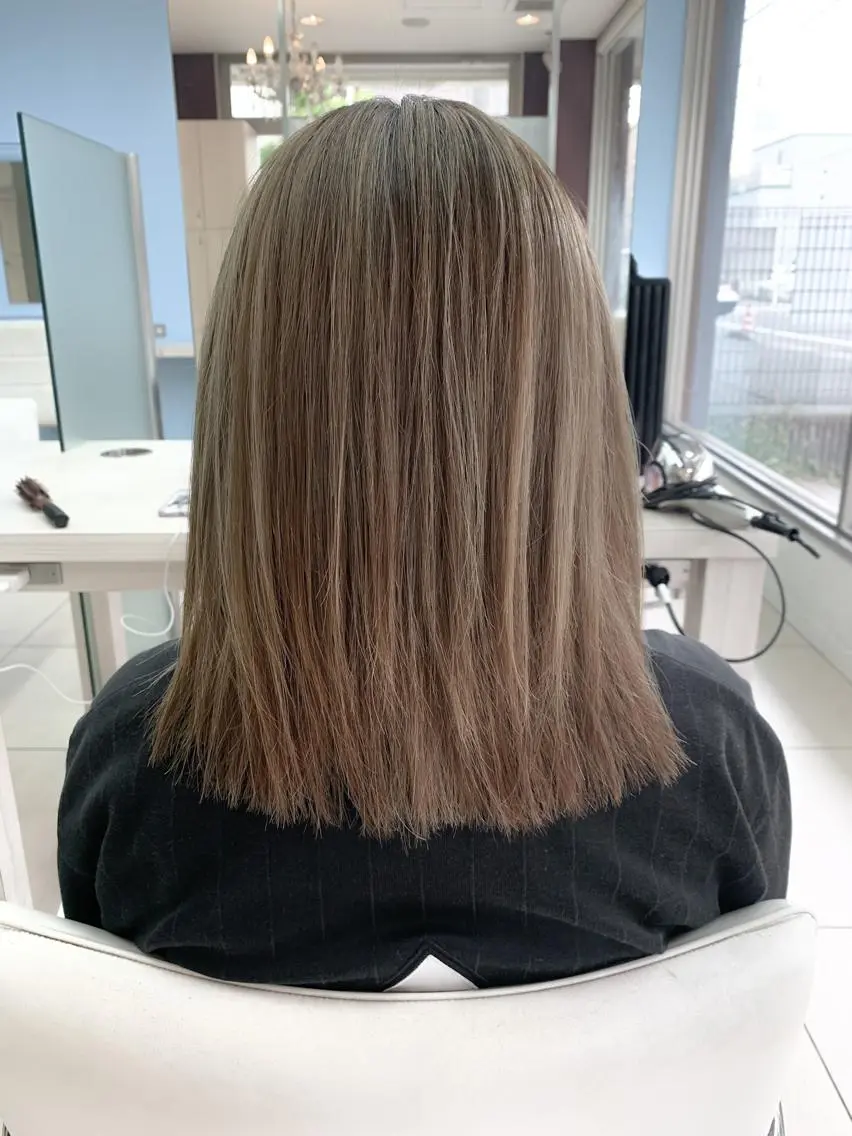 セミロング カラー ベージュカラー ハイライトカラー ハイトーンカラー ハイライト ✂︎レディース のメンズカット屋さんのヘアスタイル
