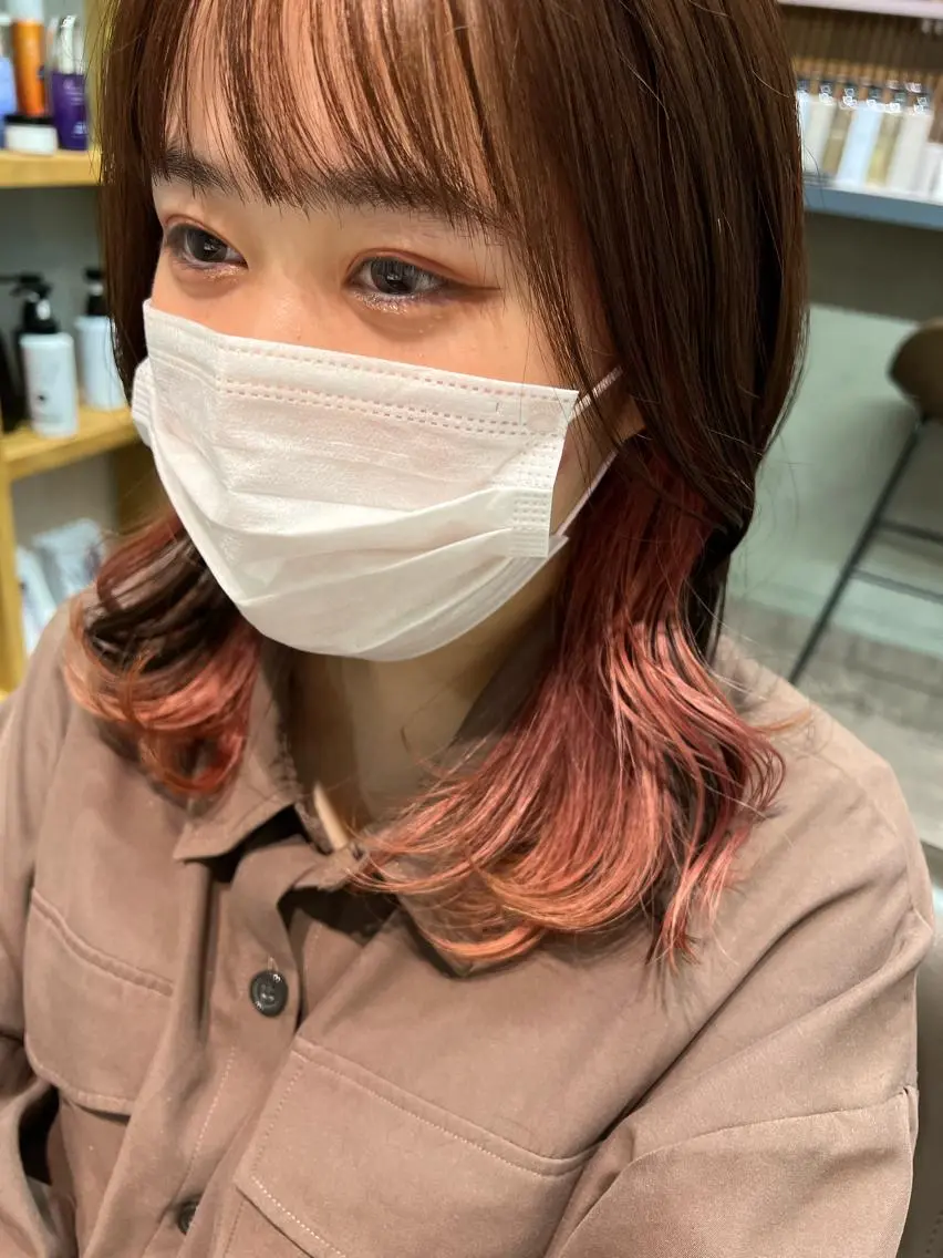 ミディアム カラー ヘアアレンジ ミストバング イヤリングカラー インナーカラー ピンクカラー サナ🌱 切りっぱなしボブのヘアスタイル