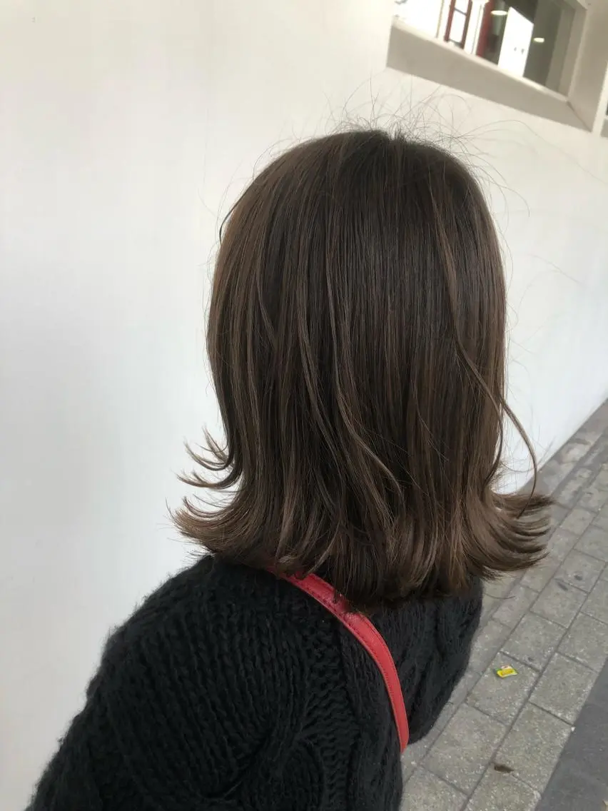 ミディアム カラー グレージュ ハイライトカラー ハイライト 外ハネヘア ヘアカラー トリートメント 東條 克義のヘアスタイル
