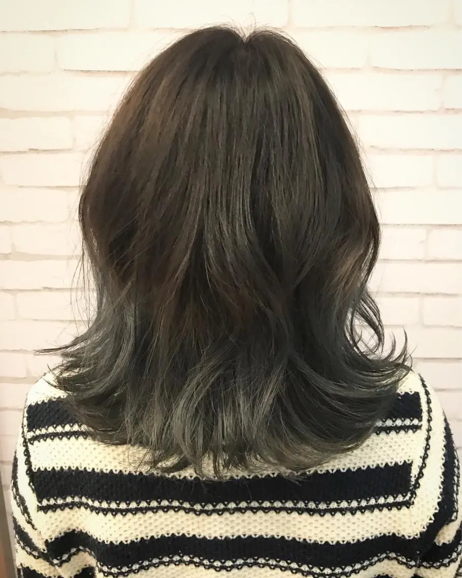ミディアム カラー ダークグレー グラデーションカラー 中川 拓弥のヘアスタイル