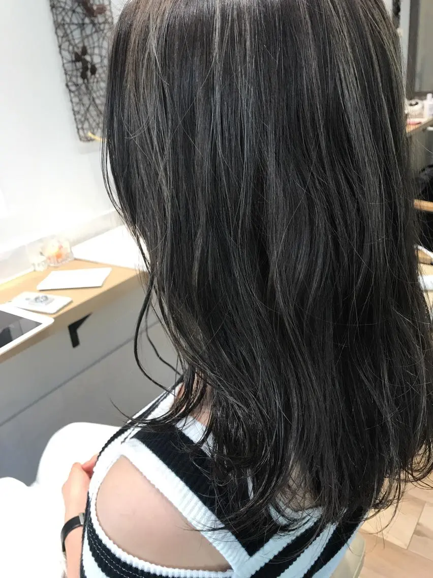 セミロング カラー グレージュ ハイライトカラー ハイライト ヘアカラー 稲荷 友美のヘアスタイル