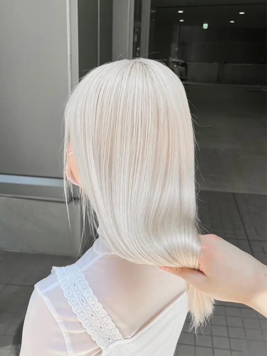 セミロング カラー イツク ⚡️ ルーツ/ハイトーンのヘアスタイル