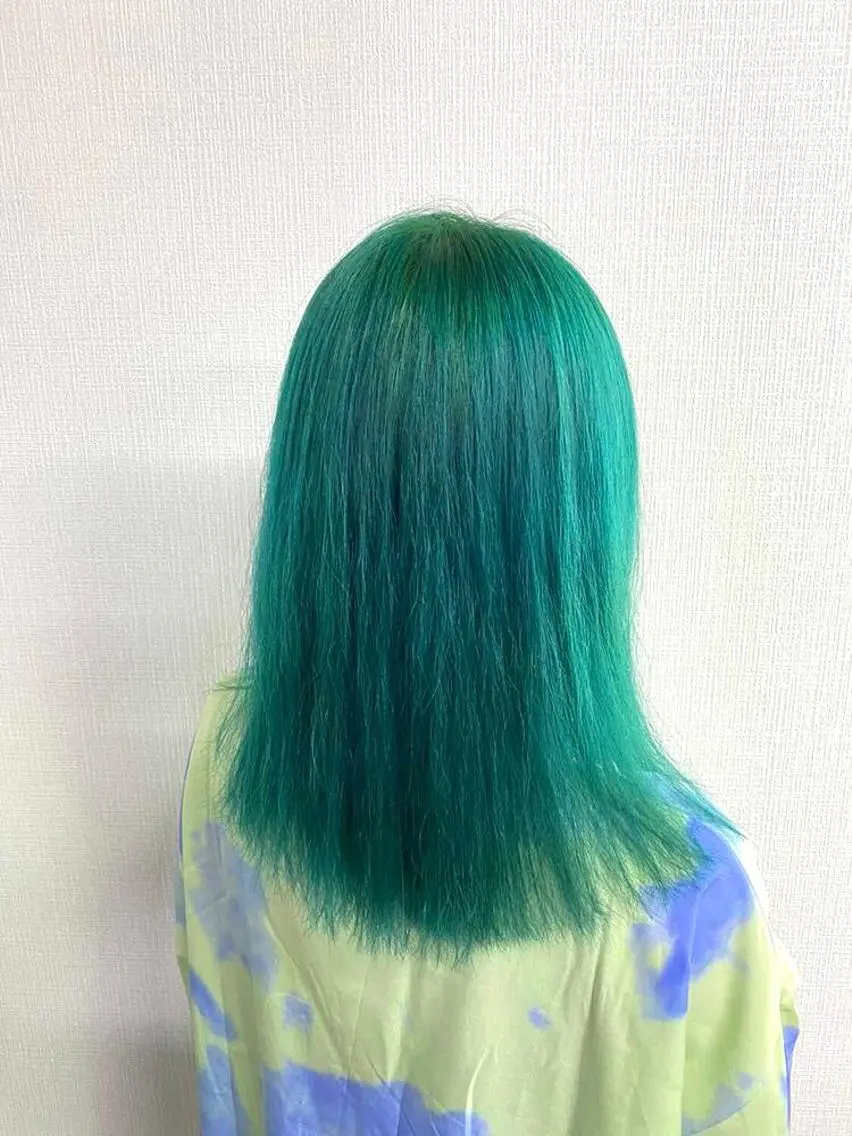セミロング カラー エメラルドグリーン ヘアカラー トリートメント RAIA💎ケア ブリーチ&パーマ💎のヘアスタイル