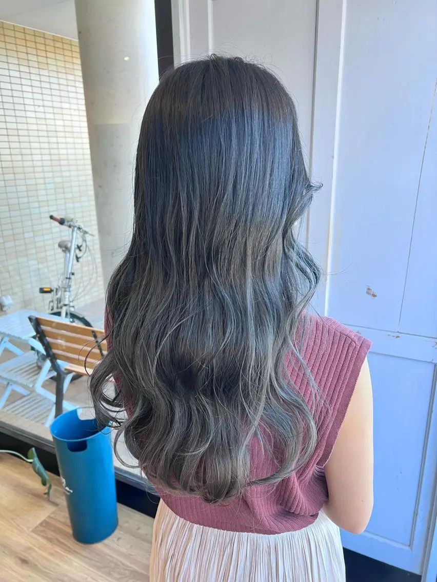 ロング カラー グラデーションカラー グレージュ ツキダテ ユイのヘアスタイル