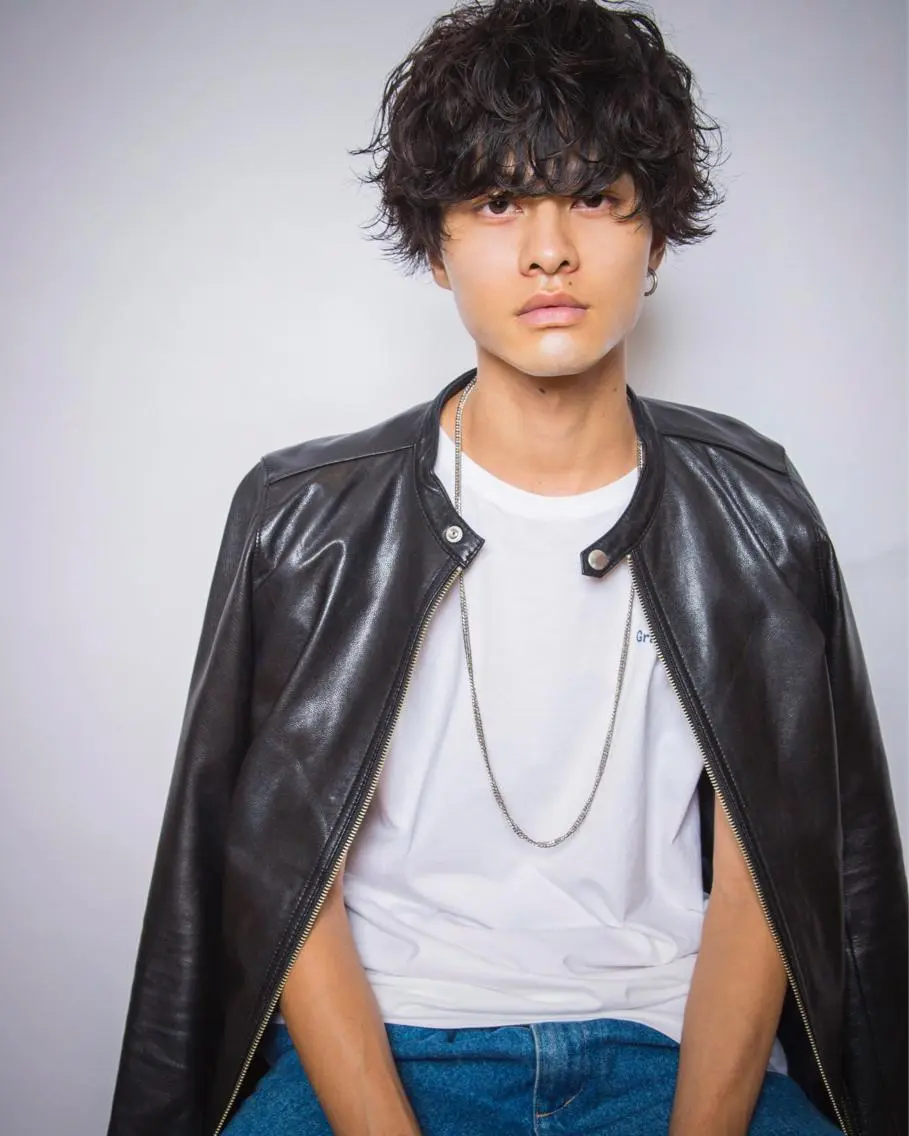 ミディアム カラー パーマ ヘアアレンジ メンズ ミディアムパーマ マッシュ メンズパーマ 小顔カット 松田 亮葉のヘアスタイル