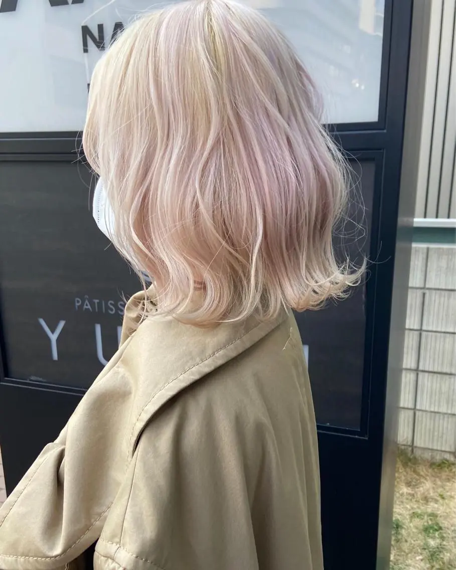 ミディアム カラー ブリーチ ブロンド ホワイトブロンド ヘアカラー トリートメント ウルフカット レイヤーカット上柿のヘアスタイル