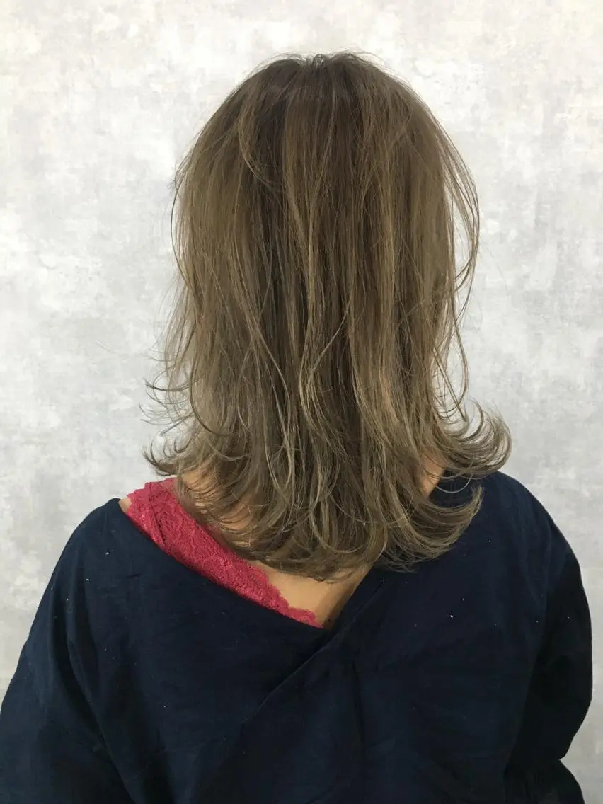 ミディアム カラー ベージュカラー ブリーチ レイヤーカット BLend 渋谷のヘアスタイル