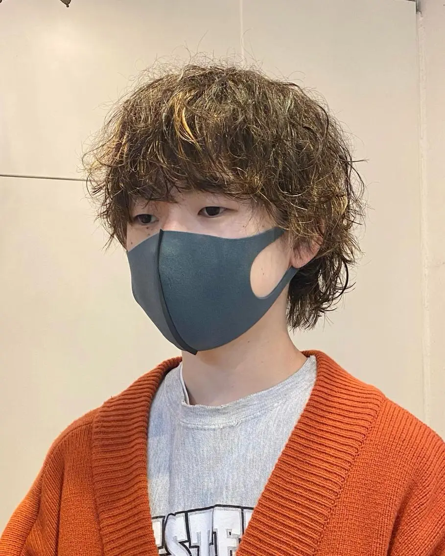 ミディアム カラー パーマ メンズ メンズハイライト 波巻きパーマ ハイライトカラー ハイライト JINKIメンズ特化 メンズカットパーマのヘアスタイル