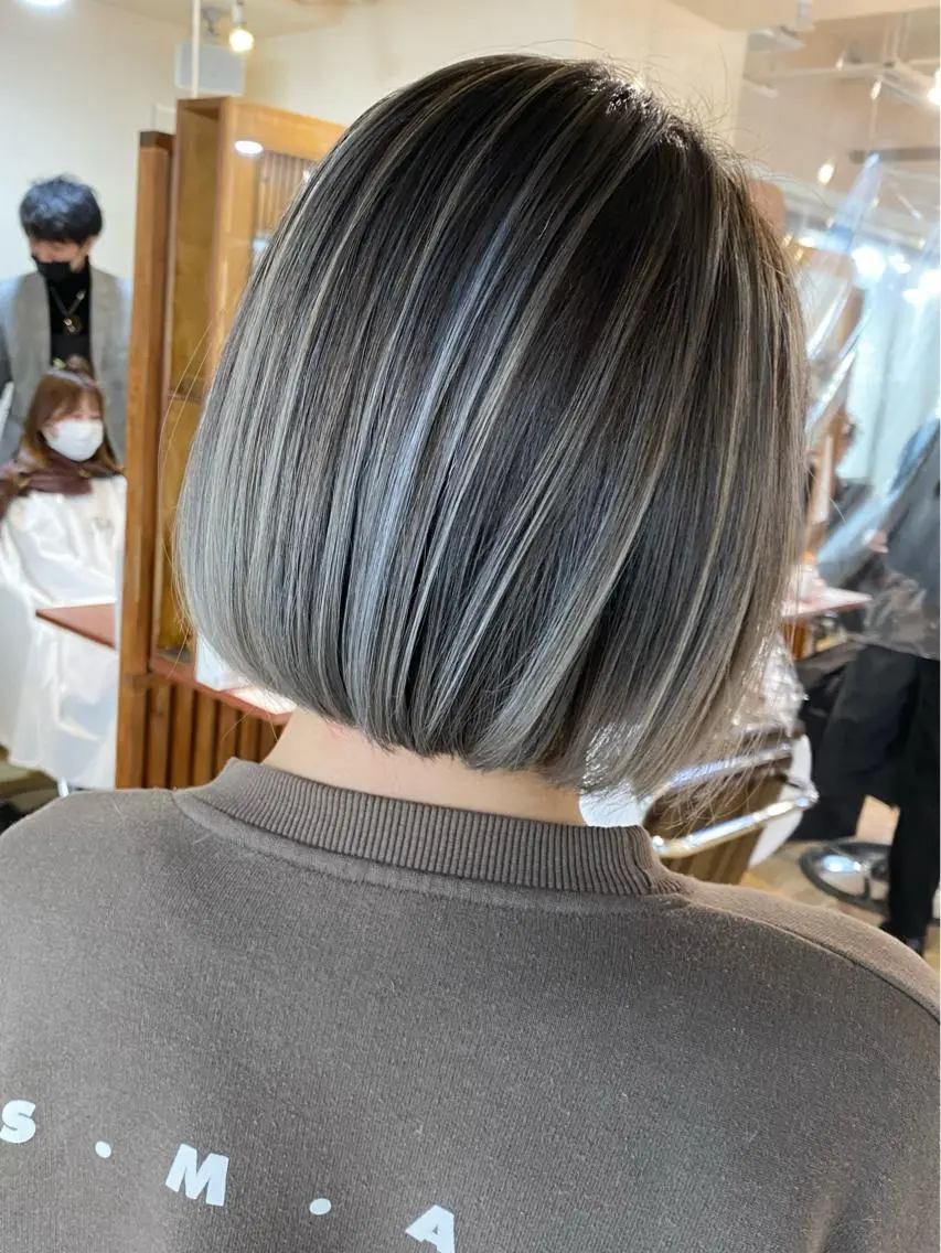 ショート カラー バレイヤージュ ボブ レイヤーカット 白髪ぼかし バレイヤージュ志鎌のヘアスタイル