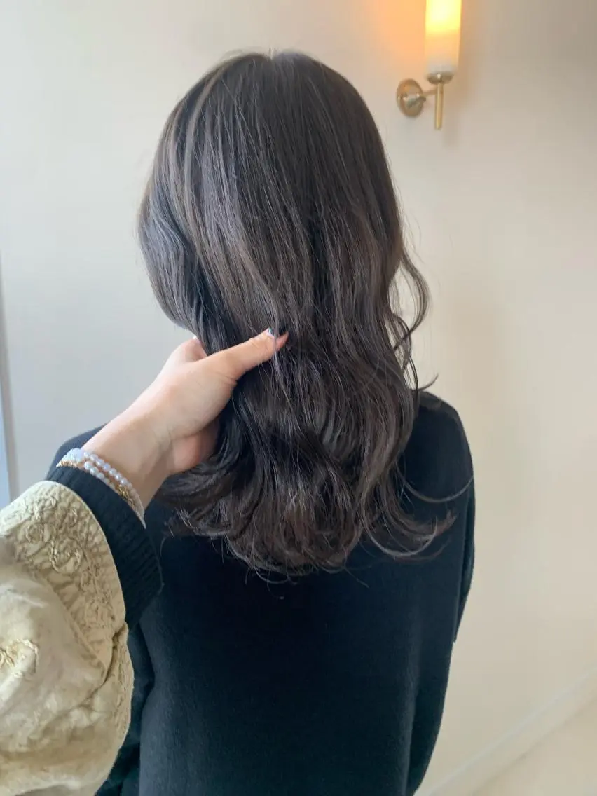 セミロング カラー ヘアアレンジ グレージュ オリーブグレージュ オリーブグレー 本間 結衣のヘアスタイル