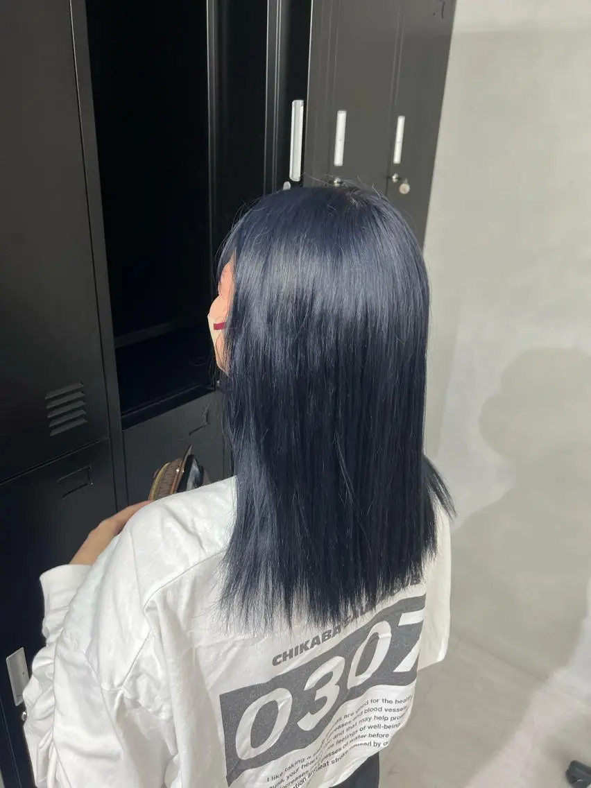 カラー ブリーチ ブルーカラー ネイビーカラー 小森聖奈 韓国風レイヤーカットのヘアスタイル