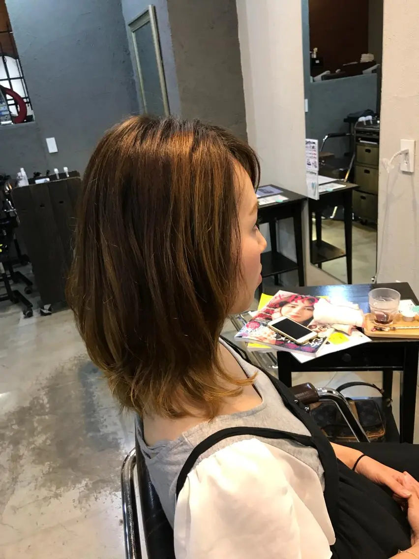 セミロング カラー ハイライトカラー インナーカラー ハイライト 正分 真美のヘアスタイル