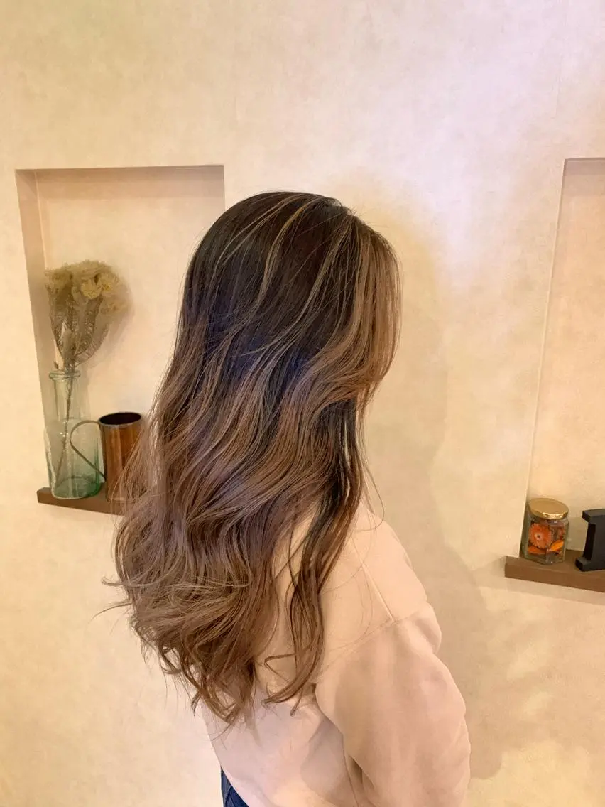 ロング レイヤーカット Lit.豊橋 夏目のヘアスタイル