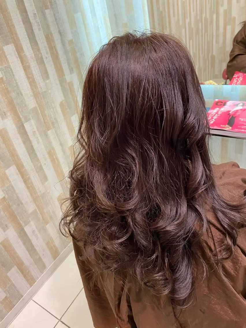 セミロング デザインカラー✨新倉 佑奈のヘアスタイル