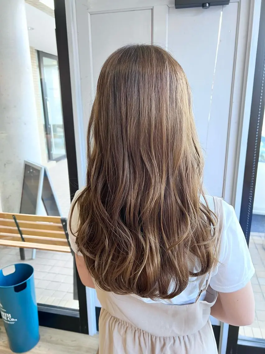 ロング カラー ベージュカラー ツキダテ ユイのヘアスタイル