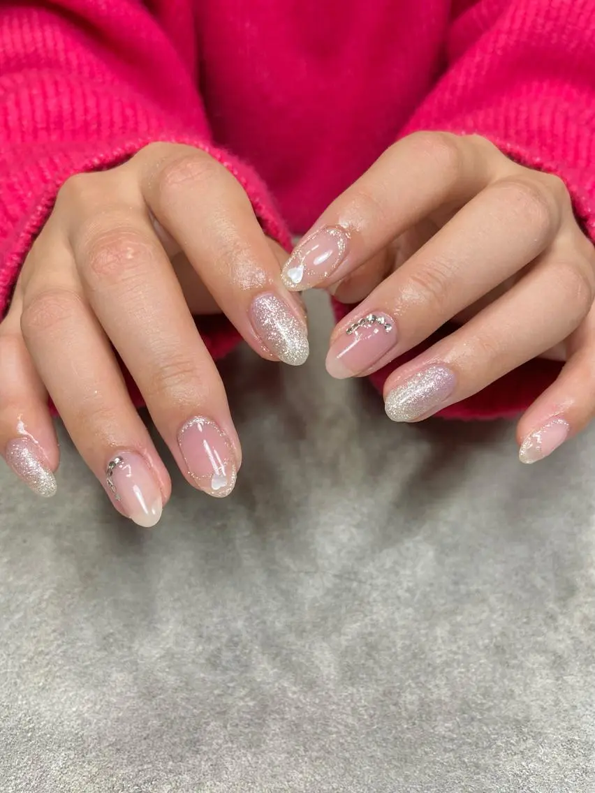 ネイル フレンチネイル ハート キラキラネイル ラメ(グリッター) シルバー salon de oct.のネイルデザイン
